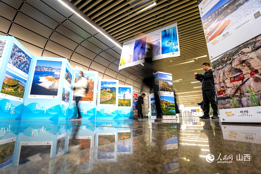 觀(guān)眾正在欣賞攝影作品。